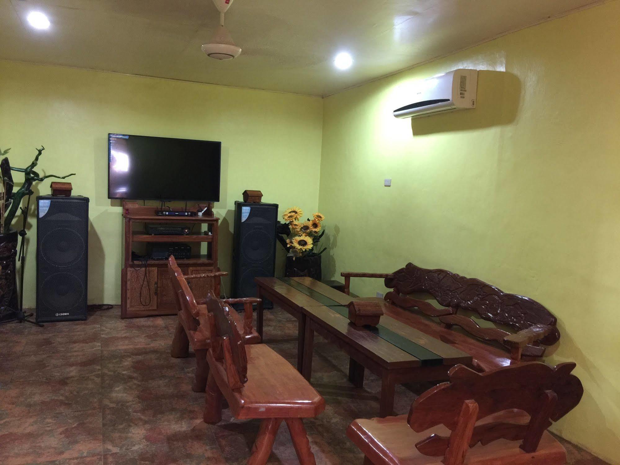 Luis Bay Travellers Lodge Coron Exterior photo